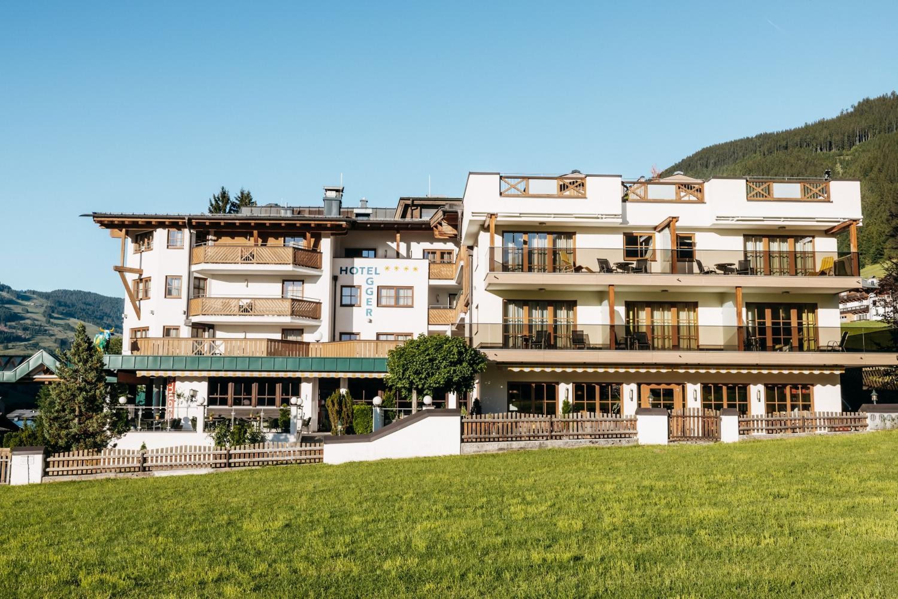 Un hôtel à plusieurs étages doté d’un restaurant au rez-de-chaussée, de balcons et offrant une vue sur le paysage environnant.