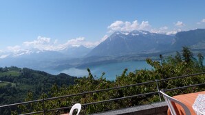 Un balcón con vista a un lago y montañas.