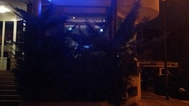 Un edificio con un letrero de neón que dice 'KOTEYA VILLA'.