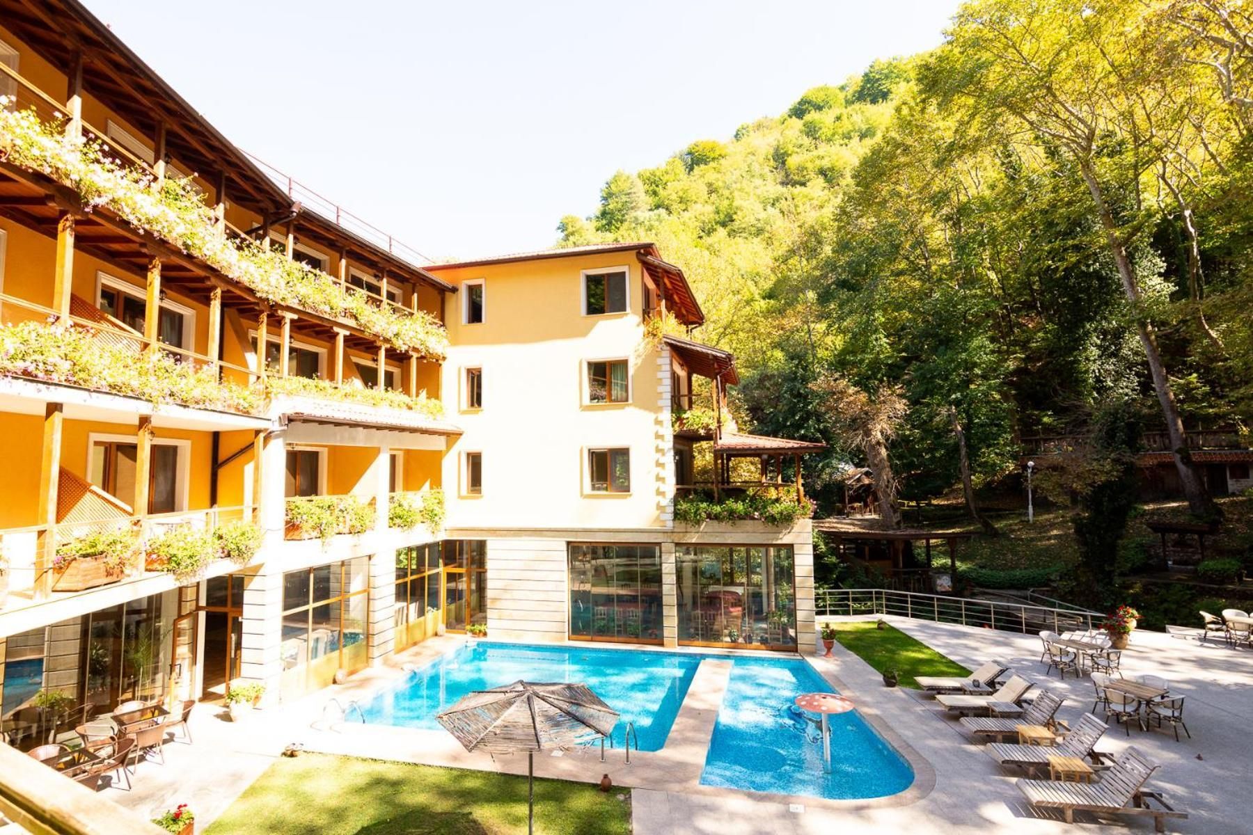 Un hôtel doté d’une piscine, d’un espace extérieur aménagé et d’un jardin.
