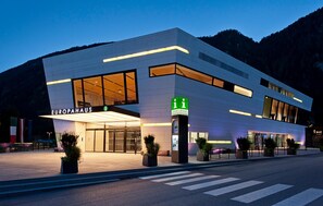 Ett modernt hotell med en framträdande entré, stora fönster och en skylt som visar att det finns en konferensanläggning här.