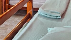 Ein Schlafraum mit Etagenbetten, Deckenventilator und Fenster.