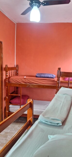A bunk bed room with a ceiling fan and a window. - Hostel Tavares Bastos (Rio de Janeiro)