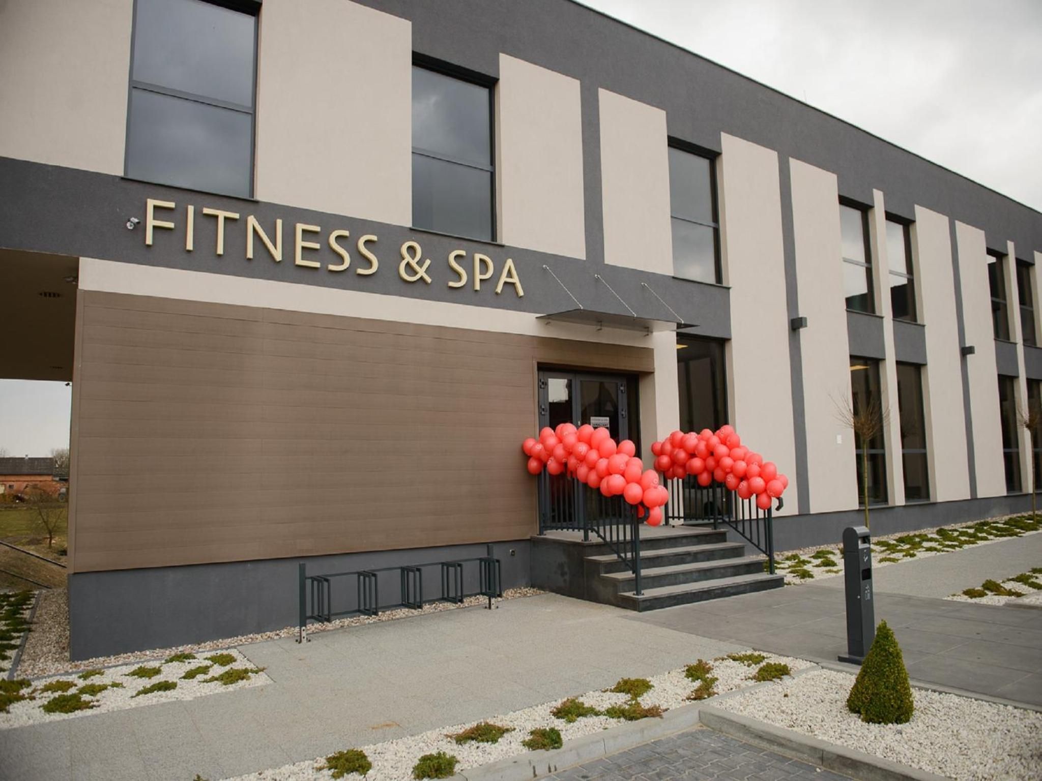 A building with a sign reading 'FITNESS & SPA'.