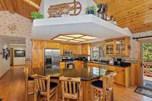 Room - Teakwood Cozy Wood Cabin With Fireplace (Big Bear Lake)
