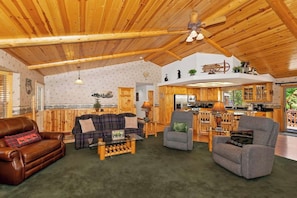 Room - Teakwood Cozy Wood Cabin With Fireplace (Big Bear Lake)