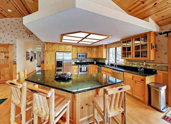 Room - Teakwood Cozy Wood Cabin With Fireplace (Big Bear Lake)