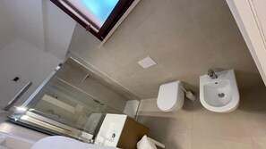 A bathroom with a toilet, bidet, and sink. - Hotel Boschetto (Follonica)