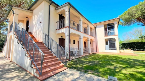 A two-story building with a staircase leading to the upper floor. - Hotel Boschetto (Follonica)