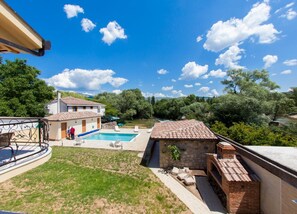 Propiedad residencial con piscina, zona de patio y vista al río.