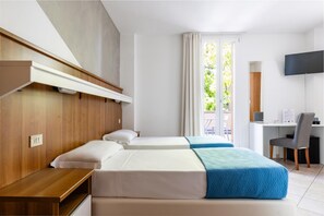 A hotel room with two beds, a desk, a chair, and a TV. - Hotel Emi (Calderara di Reno)