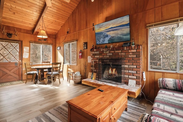 Room - Joebellarue Home (Big Bear Lake)