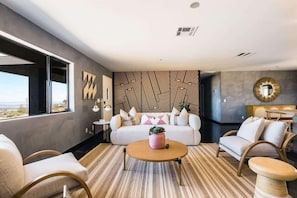Uma sala de estar moderna com sofá, mesa de centro e área de estar.