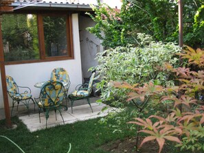 A patio with outdoor furniture and a garden. - Hostel Oasis (Belgrade)