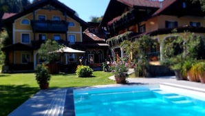 View from property - Landhotel Waldmv Hle (Straß im Attergau)