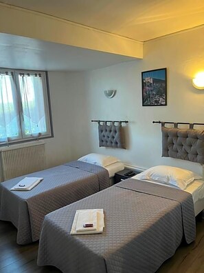 Room - H¬øtel Restaurant Douce France (Saint Alban Auriolles)