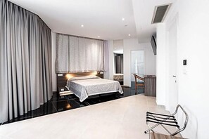 Une chambre à coucher moderne avec un lit, un bureau et une chaise.