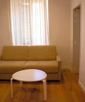 A room with a sofa and a round table. - Le Royal Hv Tel Restaurant (Bonifacio)