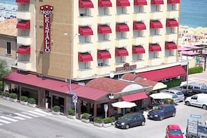 A hotel with a red awning and a sign that reads 'Hotel Cristallo.' - Hotel Cristallo (Fano)