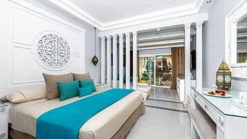 Habitación de hotel moderna con una cama grande, un separador de vidrio y vistas al exterior.