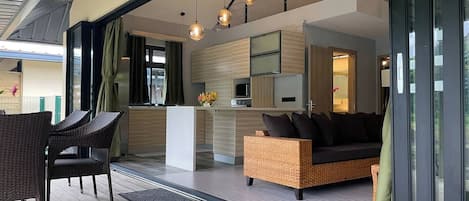 Een modern interieur met een eethoek, keuken en zithoek.