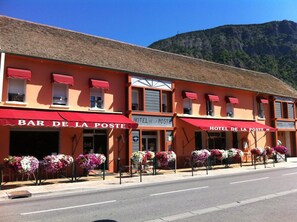 A building with a bar and a hotel named 'Bar de la Poste' and 'Hotel de la Poste' respectively. - Hotel De La Poste (Espinasses)