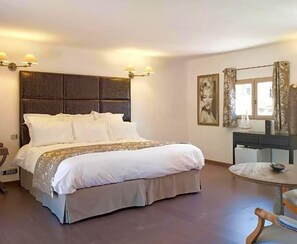 A hotel room with a large bed, bedside lamps, a small round table, and a mirror. - Hv Tel Ambassador Palombaggia (Porto-Vecchio)