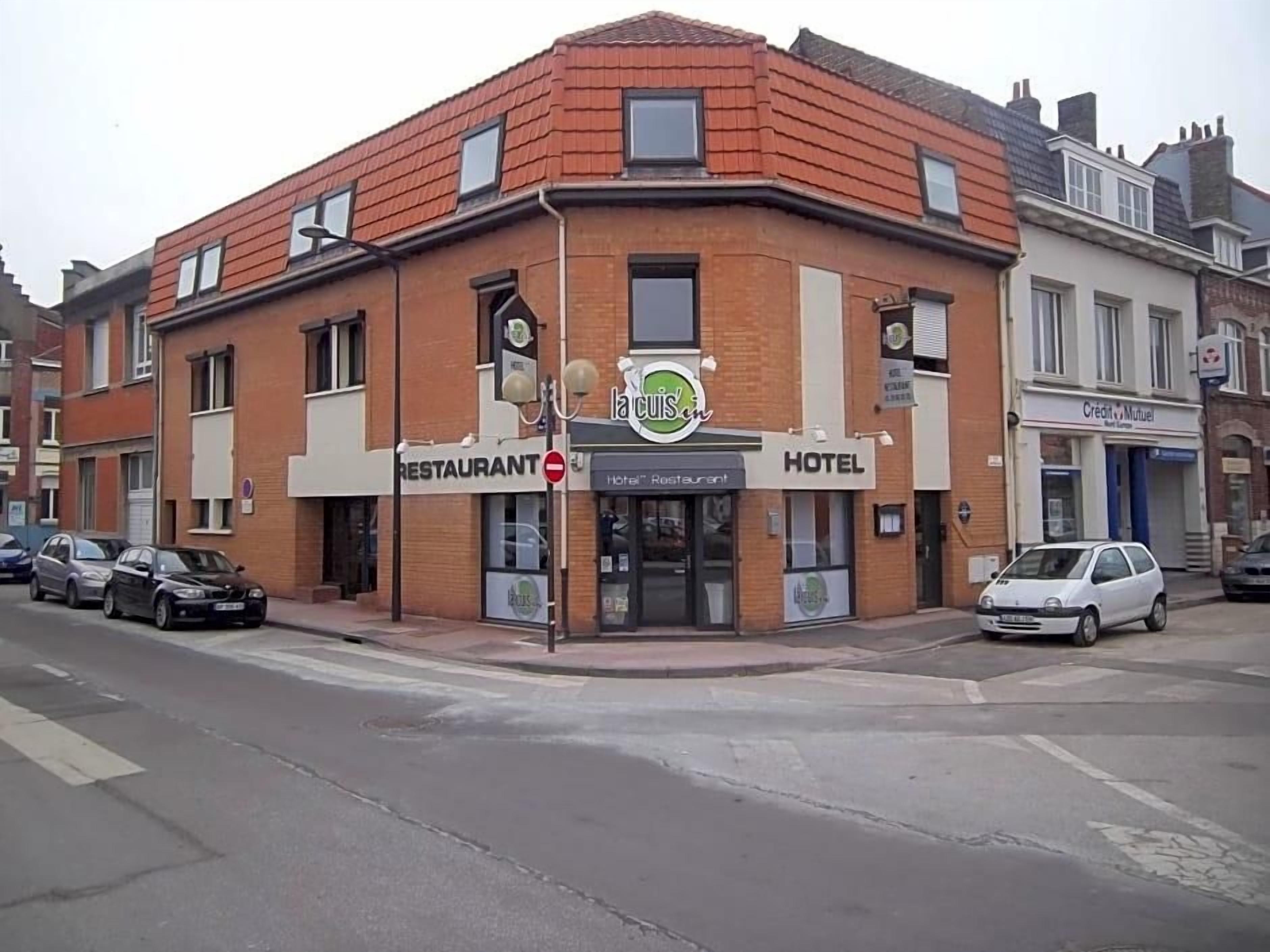 Een hoekpand met een restaurant en een hotelbord.