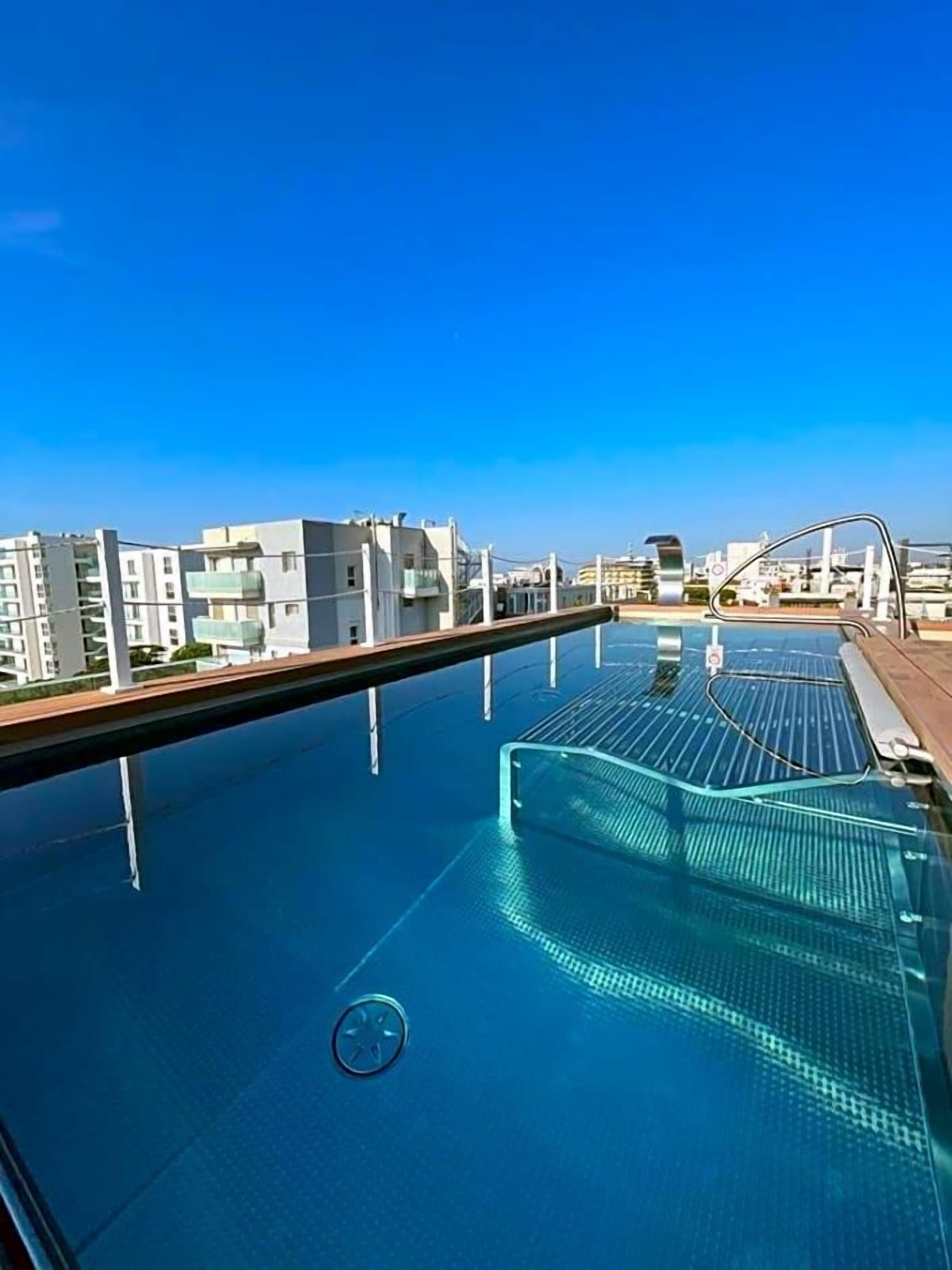 Una piscina amb un cel blau clar de fons.