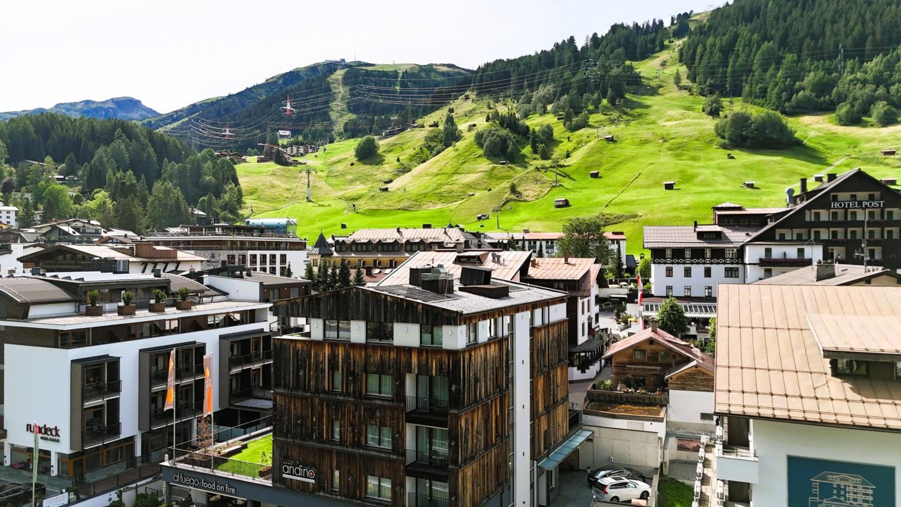 Ein Hotel im modernen Design, gelegen in einer bergigen Gegend mit Blick auf grüne Hügel.
