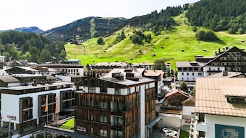 Un hotel de diseño moderno, situado en una zona montañosa con vistas a colinas verdes.