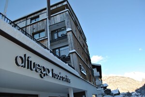 A building with a sign that reads 'Oliveo Food on Fire.'
