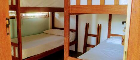 Habitación con literas, ventana y cortinas.