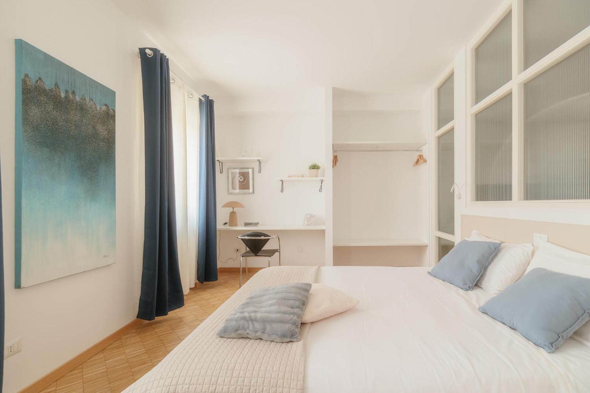Ein Schlafzimmer mit einem Bett, einem Schreibtisch und einem Stuhl.