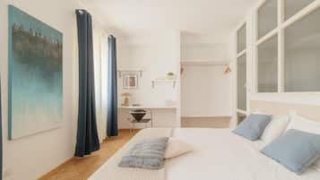 Ein Schlafzimmer mit einem Bett, einem Schreibtisch und einem Stuhl.