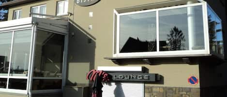 A building with a sign for 'BISTRO de Modern' and a 'JUPITER' sign above it.