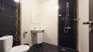 Un baño con inodoro, lavabo y ducha.