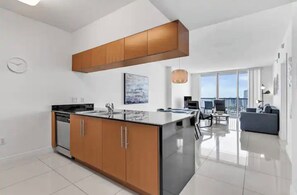 Interior - Deluxe Miami City View (Miami)