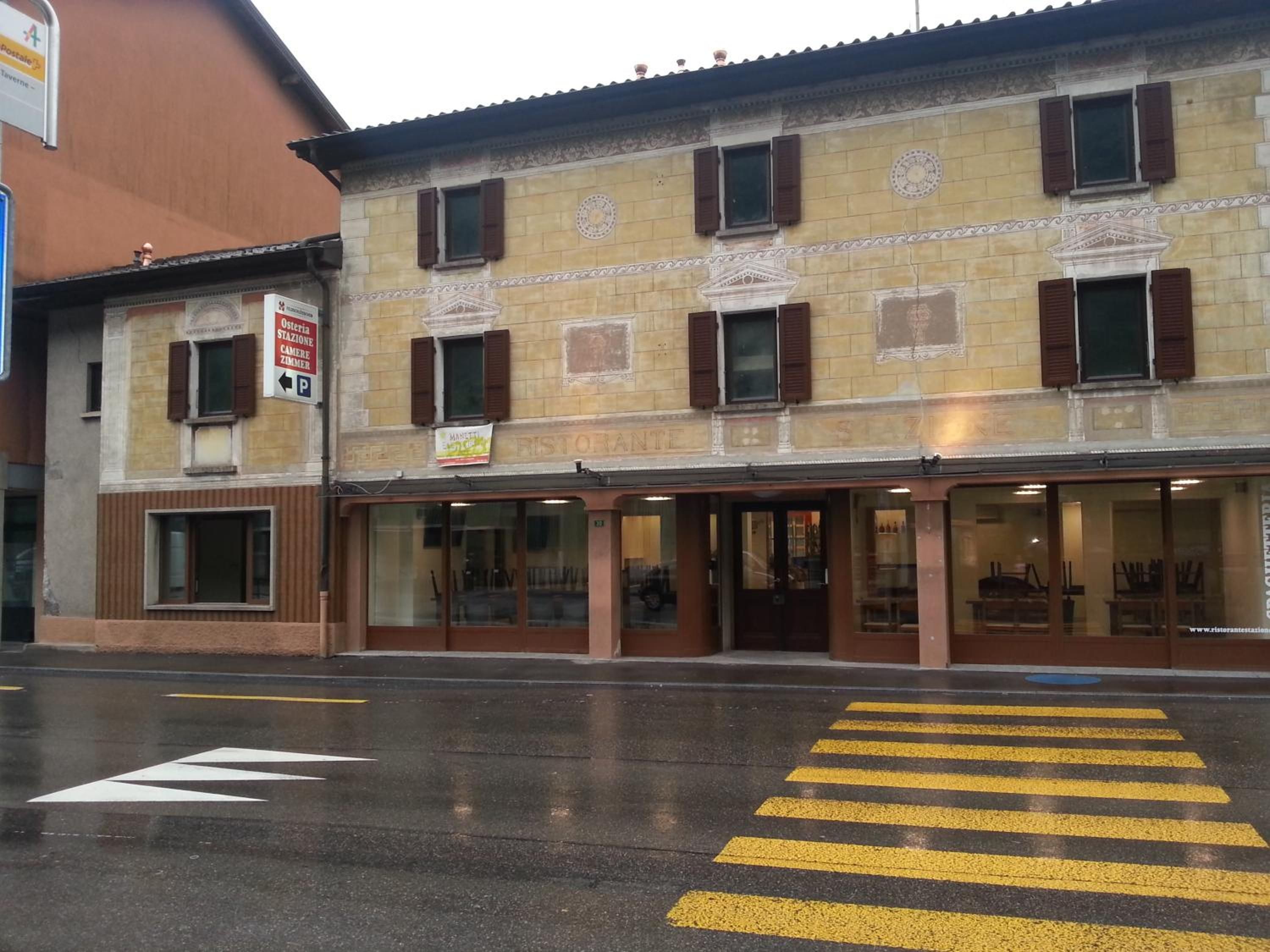 Un edificio con restaurante en la planta baja, indicado con una 'P' para estacionamiento.