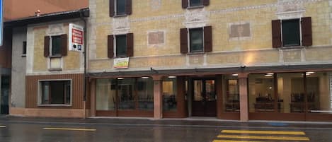 Un edificio con restaurante en la planta baja, indicado con una 'P' para estacionamiento.