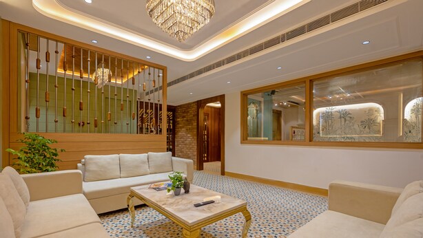 Uma sala de estar moderna com sofá, mesa de centro e objetos decorativos.