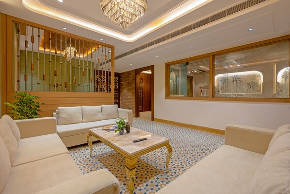 Una sala moderna con un sofá, una mesa de centro y elementos decorativos.