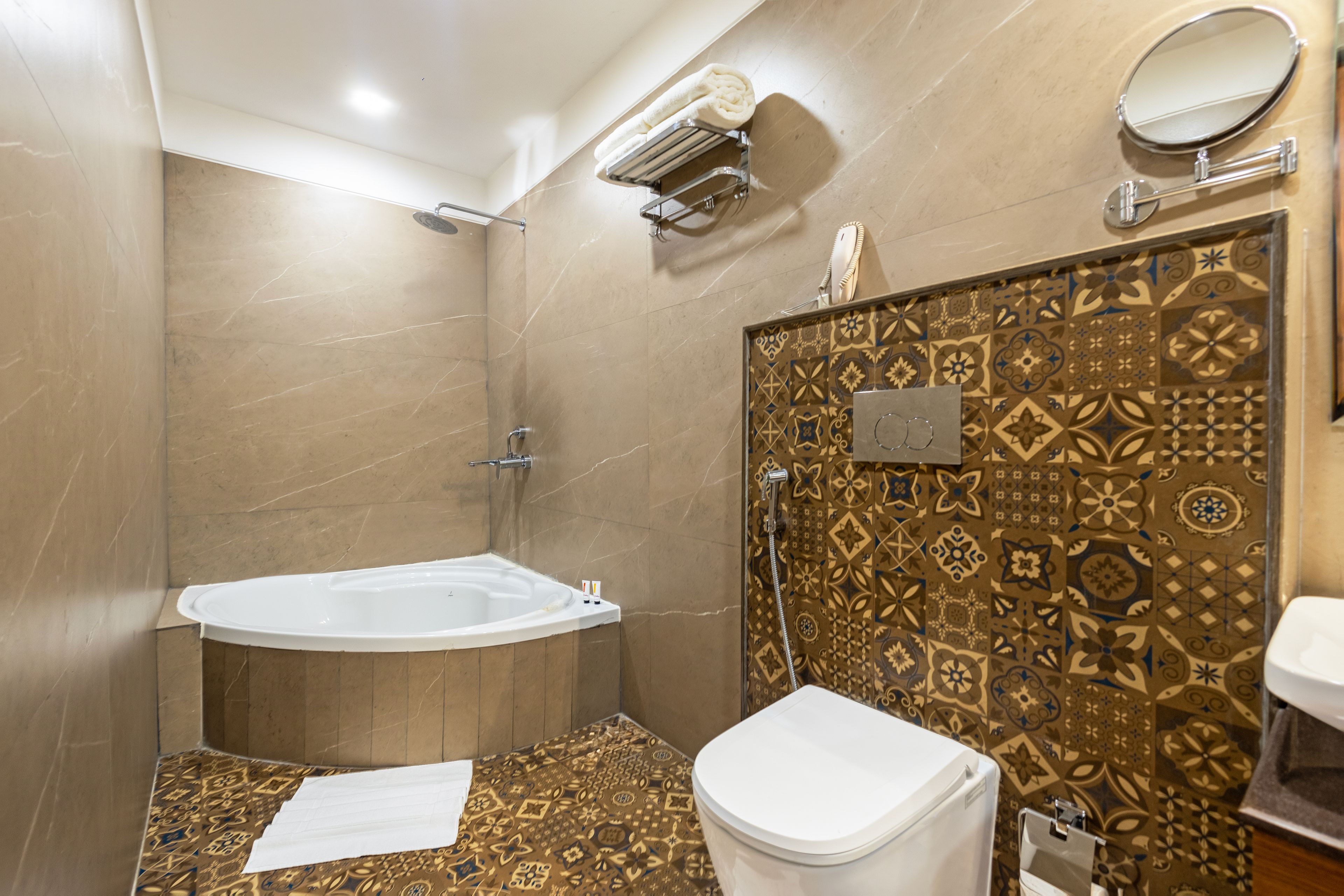 Ein Badezimmer mit Badewanne, Toilette und Duschbereich.