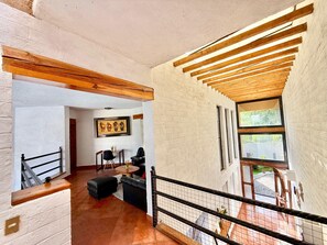 Ein modernes Interieur mit einer Treppe, einer Sitzecke und Blick ins Freie.