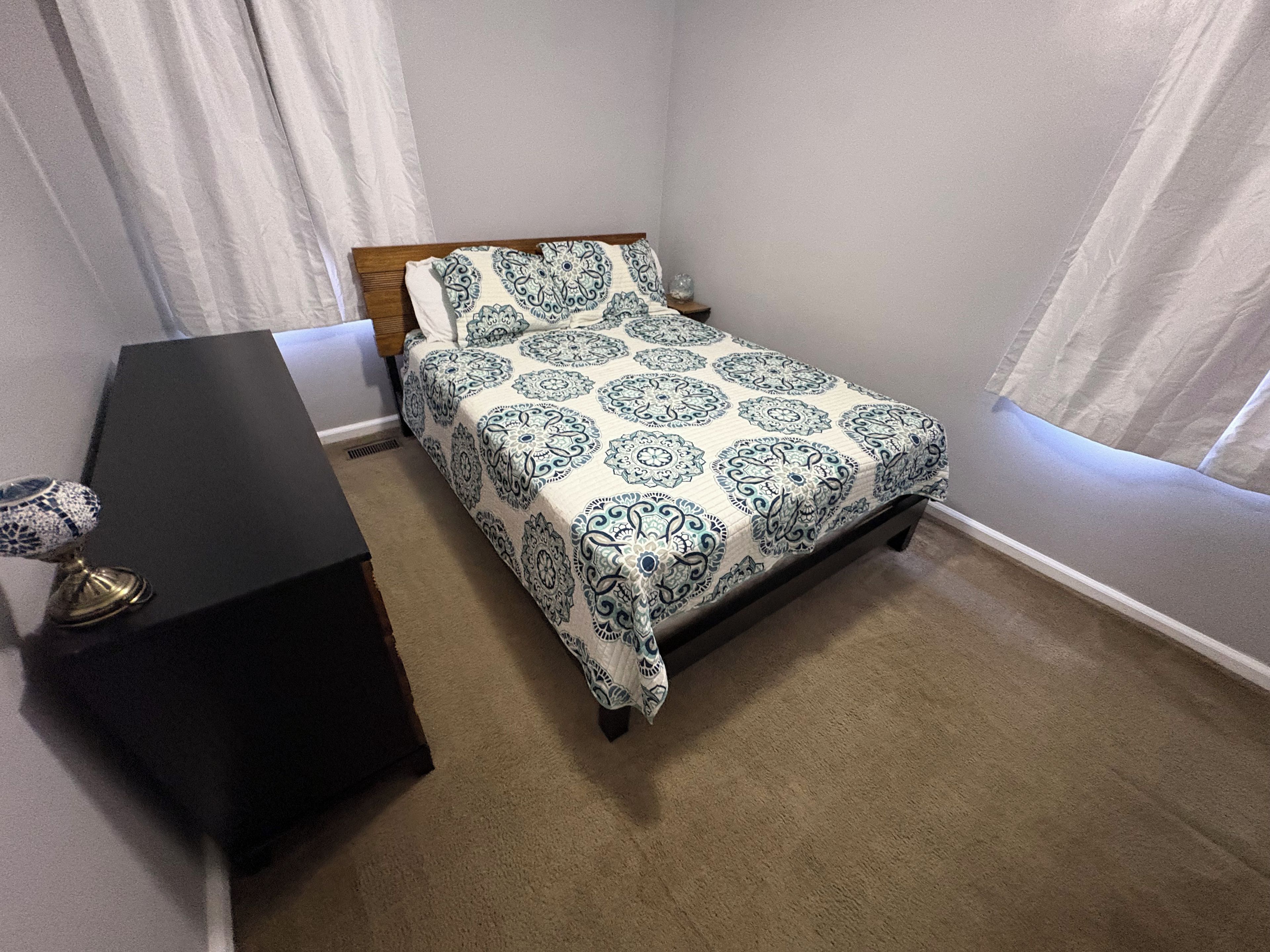 3 bedrooms, iron/ironing board, internet, bed sheets