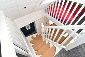 A white staircase with a unique spiral design leading to a lower level. - 2bed Cottage Johnshaven - Family Friendy (Montrose)