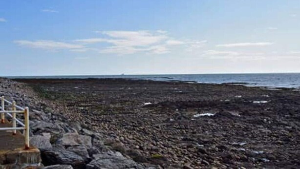 A rocky beach with a wooden walkway leading to the water. - 2bed Cottage Johnshaven - Family Friendy (Montrose)