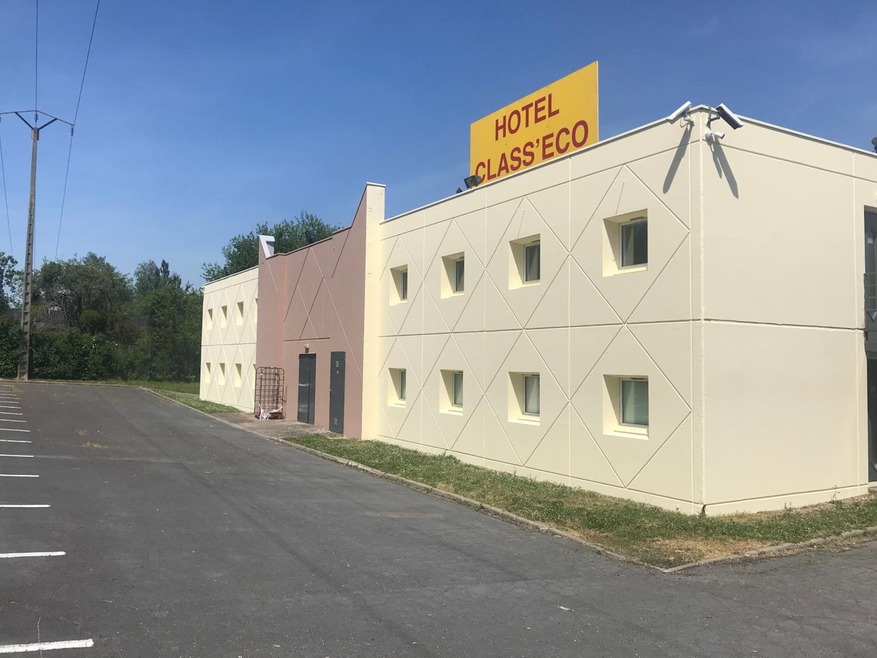 A building with a sign that reads 'HOTEL CLASS'ECO'.