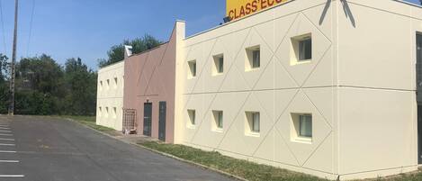 A building with a sign that reads 'HOTEL CLASS'ECO'.