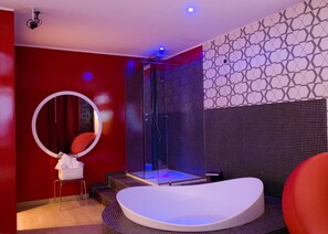 A modern bathroom with a large mirror, a bathtub, and a shower area. - Hm Motelhotel (Castellazzo Bormida)